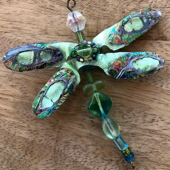 Iridescent dragonfly pendant, artisan-made, in beautiful shades of green - Picture 2 of 8